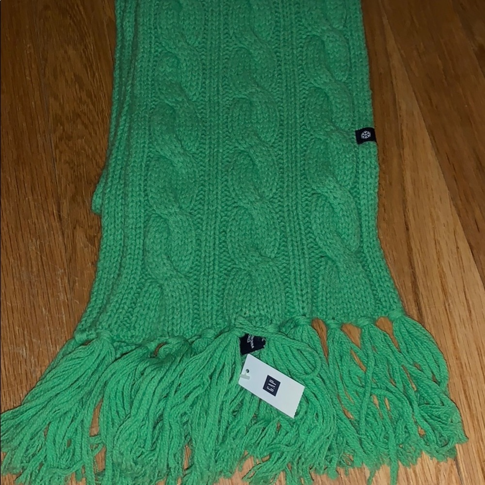 NWT green GAP scarf
